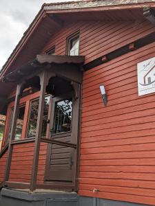 una casa rossa con una porta sul lato di Ferienhaus Tinyhouse21 Wasserkuppe a Gersfeld