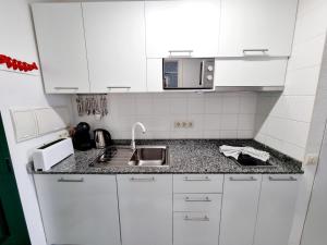 Kuchyň nebo kuchyňský kout v ubytování Luxury Apartamento Luz de Mar Complejo Playa Roca