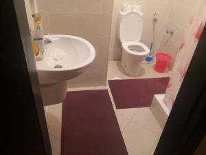 łazienka z białą umywalką i toaletą w obiekcie Porto Golf Marina New Alamein Chalet w mieście El Alamein