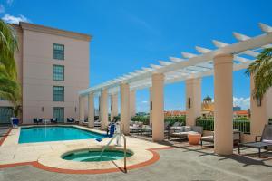uma piscina em frente a um hotel com uma pérgula em Hotel Colonnade Coral Gables, Autograph Collection em Miami