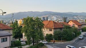 een stad met auto's geparkeerd op een straat met gebouwen bij Piano Apartment in city center - Fully equipped - Free parking in Sarajevo