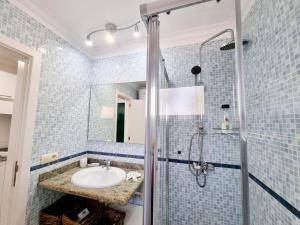 Koupelna v ubytování Luxury Apartamento Luz de Mar Complejo Playa Roca