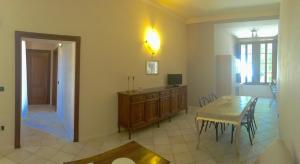 Villa Scati Bed and Breakfast في Melazzo: غرفة معيشة مع طاولة وغرفة طعام