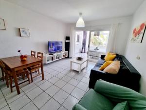 TV a/nebo společenská místnost v ubytování Luxury Apartamento Luz de Mar Complejo Playa Roca