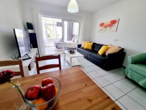 TV a/nebo společenská místnost v ubytování Luxury Apartamento Luz de Mar Complejo Playa Roca