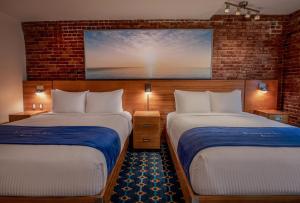 Postel nebo postele na pokoji v ubytování Harborside Inn