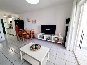 TV a/nebo společenská místnost v ubytování Luxury Apartamento Luz de Mar Complejo Playa Roca
