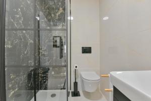 Koupelna v ubytování Bralic Residence + 37 fotografií