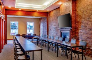 una sala de conferencias con una mesa larga y sillas en Harborside Inn, en Boston