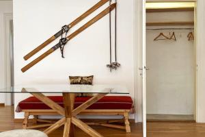 Postel nebo postele na pokoji v ubytování Chesa Giulia St.Moritz