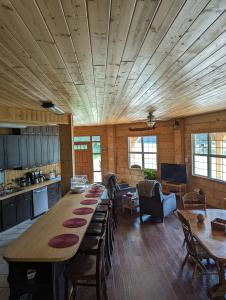 eine große Küche und ein Esszimmer mit einem großen Holztisch in der Unterkunft Sundance Country Lodge B&B in Marlboro