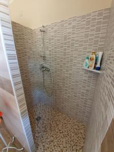 y baño con ducha y puerta de cristal. en Casa dei Nonni, en Roccascalegna
