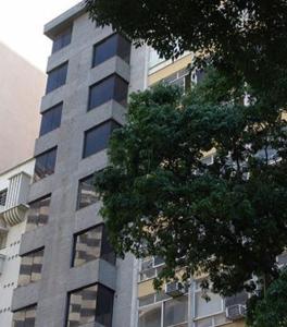 un edificio alto con un árbol delante de él en Samba Belo Horizonte Centro, en Belo Horizonte