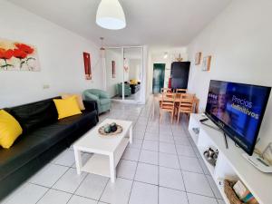 TV a/nebo společenská místnost v ubytování Luxury Apartamento Luz de Mar Complejo Playa Roca