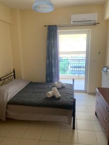 1 dormitorio con 1 cama y 2 toallas blancas en Gerard Luxury apartment, en Patra