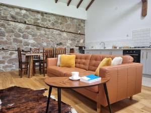 sala de estar con sofá y mesa en Walnut Cottage 1 en Deredzhik-Kʼoy