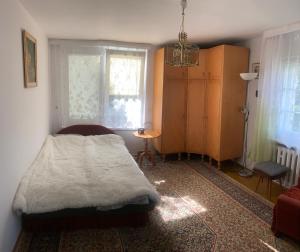 sypialnia z łóżkiem i oknem w obiekcie Domek nad morzem w mieście Sopot
