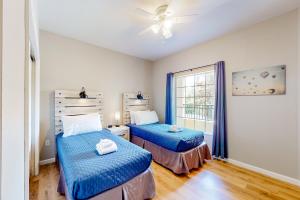 2 Betten in einem Zimmer mit Fenster in der Unterkunft Worldquest Marvel in Orlando