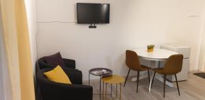 una camera con tavolo, sedie e TV a parete di Studio 2 a Dalen