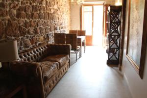 - un salon avec un canapé et une table dans l'établissement Apartamentos Rurales La Villa de Piedra, à Cartes