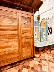 奧隆的住宿－La Cabaña de Victor，带浴缸的客房内的木门