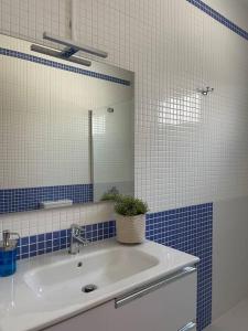 a bathroom with a sink and a mirror at CASA MESANA Nuevo cama King size en playa con AIRE ACONDICIONADO in Playa Honda