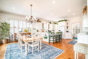 Η κουζίνα ή μικρή κουζίνα στο Creek Front Beach House in gated Litchfield by the Sea