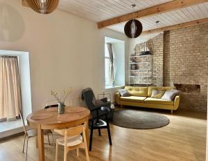 维尔纽斯Cozy studio apartment central的客厅里有一张桌子和一张沙发