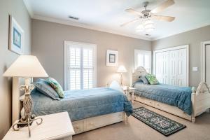 Ένα ή περισσότερα κρεβάτια σε δωμάτιο στο Creek Front Beach House in gated Litchfield by the Sea +28 φωτογραφίες