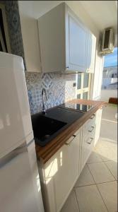 Кухня или мини-кухня в Casa centralissima Torre dell Orso 100m dal mare
