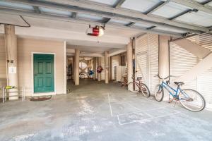 Ποδηλασία στο Creek Front Beach House in gated Litchfield by the Sea ή στη γύρω περιοχή