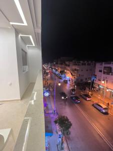 una vista panoramica su una strada della città di notte di Appartement MIRAMAR a Martil