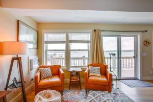 Fotografie z fotogalerie ubytování Gorgeous Onekama Condo with Pool and Lake Access! v destinaci Onekama