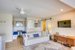 Fotografie z fotogalerie ubytování Gorgeous Onekama Condo with Pool and Lake Access! v destinaci Onekama