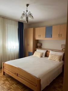 um quarto com uma cama grande e armários azuis em Apartment Adriana em Biograd na Moru
