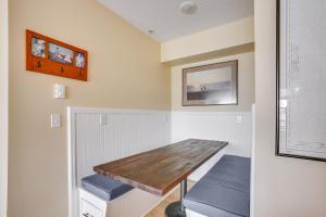 Fotografie z fotogalerie ubytování Gorgeous Onekama Condo with Pool and Lake Access! v destinaci Onekama + 24 fotografií