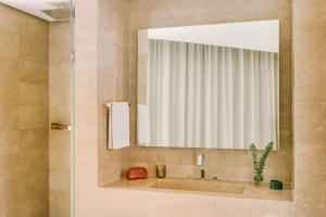 La salle de bains est pourvue d'un lavabo et d'un miroir. dans l'établissement Sonder at JBR The Walk, à Dubaï