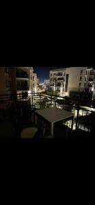 - une table et des chaises sur un balcon avec des bâtiments dans l'établissement marassi chalet, à El Alamein