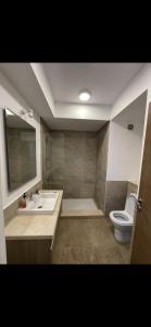 La salle de bains est pourvue d'un lavabo et de toilettes. dans l'établissement marassi chalet, à El Alamein
