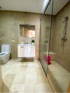 W łazience znajduje się prysznic, toaleta i umywalka. w obiekcie Kenz Mehdia - Vue sur Piscine w mieście Kenitra