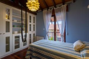 een slaapkamer met een bed en een raam bij Paraisos Connecta in Cubas