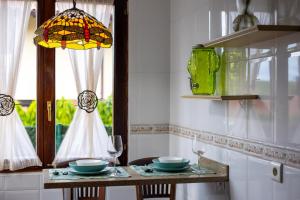 een keuken met een tafel met glazen en een kroonluchter bij Paraisos Connecta in Cubas