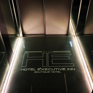 un cartel en el piso de un edificio de excelencia del hotel en Executive Inn Boutique Hotel, en Brindisi