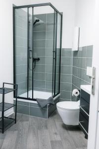 W łazience znajduje się prysznic, toaleta i umywalka. w obiekcie Pension Hilges im Herzen der Altstadt w mieście Schwedt