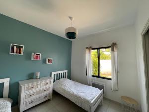 1 dormitorio con cama y ventana en L’échappée belle Au cœur de la Provence verte, en Saint-Maximin-la-Sainte-Baume