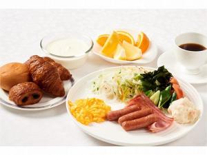さいたま市にあるMarroad inn omiyaのテーブル(食器、コーヒー付) +5枚の写真