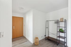 a room with a door and a shelf with plants at Apartment-Studio, Netflix-TV für bis zu 2 Personen in Halberstadt