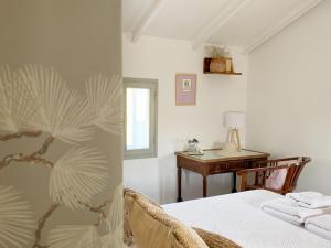 um quarto com uma cama e uma mesa com uma secretária em Syvyle em Cazorla