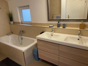 Imagine din galeria proprietății #6 Familienzimmer mit Gemeinschaftsbad în Memmingen