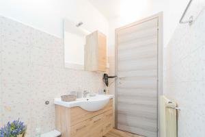 ein Bad mit einem Waschbecken und einem Spiegel in der Unterkunft 195 - Casa Ca Du Fiore, 20 minuti dal mare di Sestri in Castiglione Chiavarese